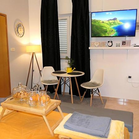 Apartment Laura セニ エクステリア 写真